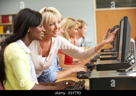 Gli studenti che lavorano su computer in libreria Foto Stock