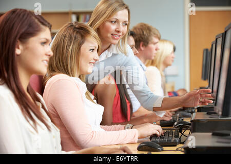 Gli studenti che lavorano su computer in libreria Foto Stock