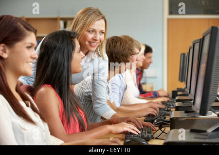 Gli studenti che lavorano su computer in libreria Foto Stock