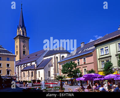 Villach, Austria. St Jakob la Chiesa. Rathausplatz (Piazza Municipio) Outdoor Cafe Foto Stock