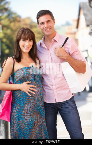 Gestanti giovane fuori shopping Foto Stock