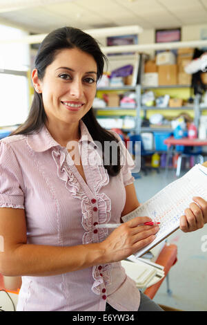 Insegnante in classe Foto Stock