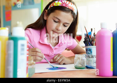 Pre-teen ragazza in classe d'arte Foto Stock