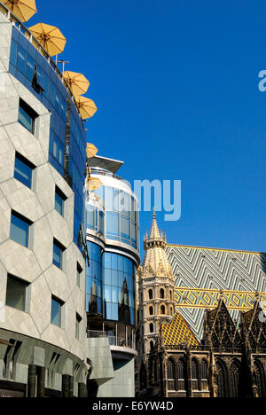 Vienna, Austria. Haas Haus (Hans Hollein, 1990) Stock im Eisen Platz, 6, accanto alla cattedrale (Stephansdom) Foto Stock