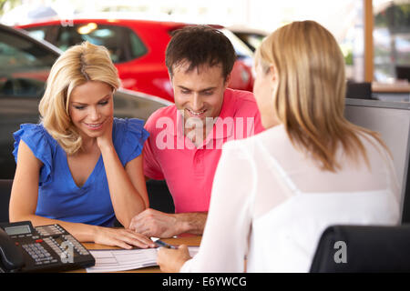 Paio di acquisto di auto nuove Foto Stock