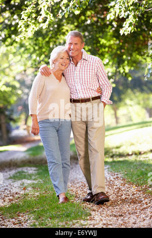 Coppia senior passeggiate nel parco Foto Stock