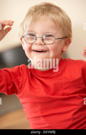 4 anno vecchio ragazzo con la sindrome di Down Foto Stock