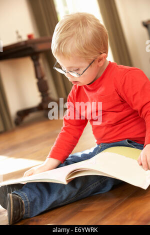 4 anno vecchio ragazzo con la sindrome di Down la lettura Foto Stock