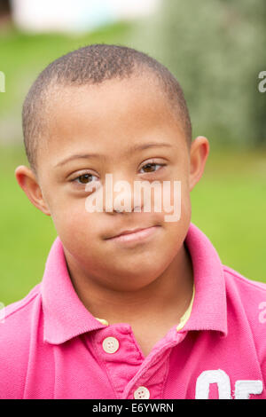 9 anno vecchio ragazzo con la sindrome di Down Foto Stock