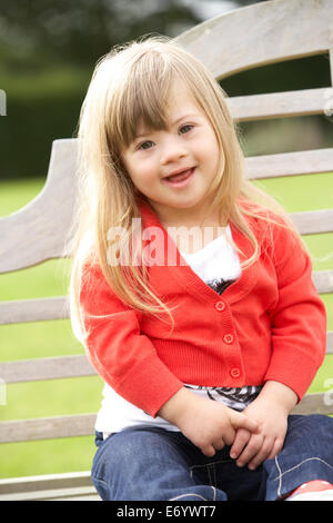 3 anno vecchia ragazza con la sindrome di Down Foto Stock