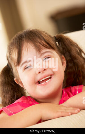 6 anno vecchia ragazza con la sindrome di Down Foto Stock