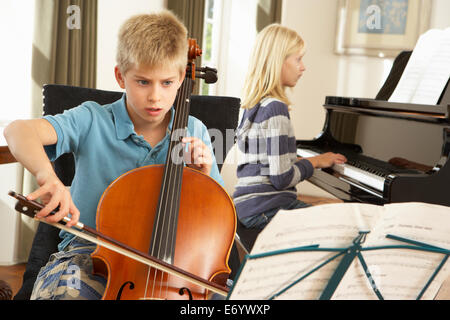 Un ragazzo e una ragazza violoncello e pianoforte a casa Foto Stock