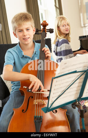 Un ragazzo e una ragazza violoncello e pianoforte a casa Foto Stock