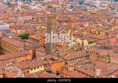 Paesaggio urbano vista da due torri, Bologna, Italia Foto Stock
