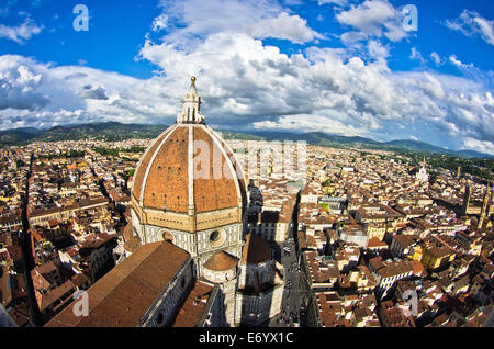 Super ampia vista panoramica di Firenze con una cupola della cattedrale di Santa Maria del Fiore di fronte, Toscana Foto Stock