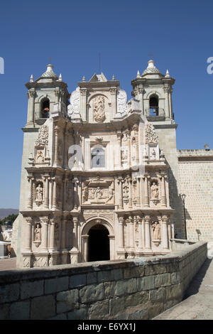 Messico Oaxaca, città di Oaxaca, Il Bascilica menor de la Soledad, completato nel tardo seicento Foto Stock