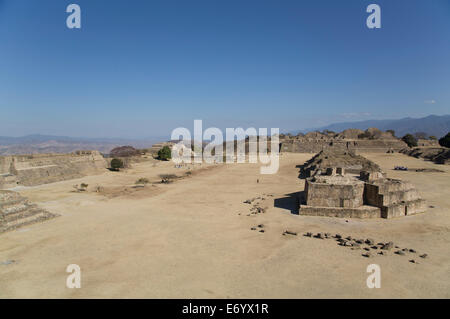 Messico Oaxaca Monte Alban, Plaza Principal, vista dal Sud della piattaforma, edili J, Osservatorio (in primo piano) Foto Stock