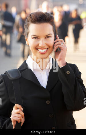 Femmina parla di " commuters " sul telefono Foto Stock