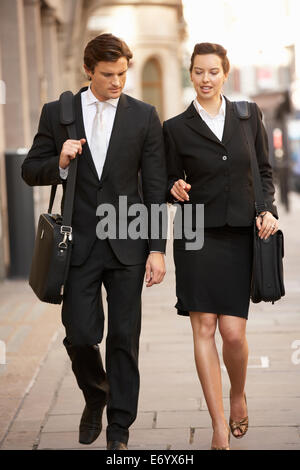 Imprenditore e imprenditrice a piedi in strada Foto Stock