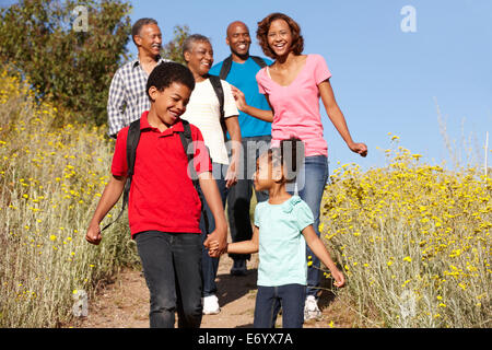 Multi-generazione famiglia sul paese escursione Foto Stock