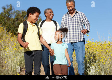 Nonni e nipoti del paese escursione Foto Stock