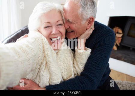 Coppia senior seduti sul divano e rilassante Foto Stock
