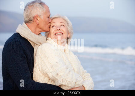 Romantico coppia Senior sulla Spiaggia Invernale Foto Stock