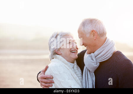 Romantico coppia Senior sulla Spiaggia Invernale Foto Stock