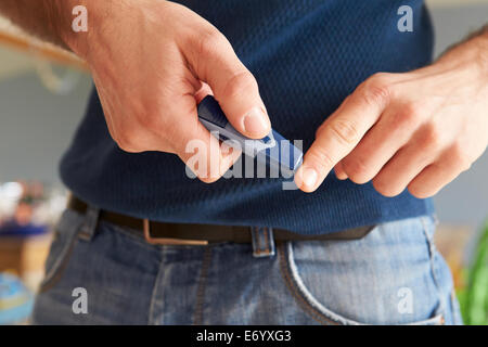 Coppia giovane giocando con il cane a casa Foto Stock