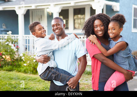 Ritratto di famiglia al di fuori casa suburbana Foto Stock