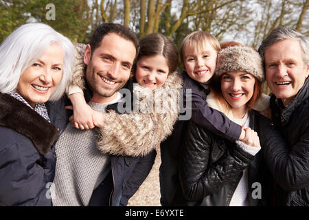 Matura in bicicletta attraverso il parco urbano insieme Foto Stock