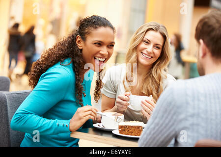 Un gruppo di giovani amici riuniti in Café Foto Stock