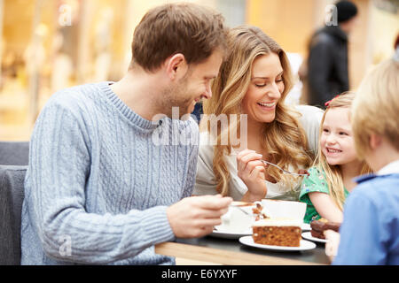 Famiglia gustando uno spuntino nella caffetteria insieme Foto Stock