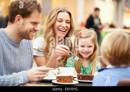 Famiglia gustando uno spuntino nella caffetteria insieme Foto Stock