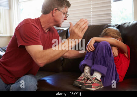 Padre essendo fisicamente offensivo verso la figlia a casa Foto Stock