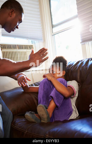 Padre essendo fisicamente offensivo verso la figlia a casa Foto Stock