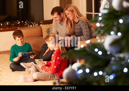 La famiglia Doni di unwrapping da albero di Natale Foto Stock