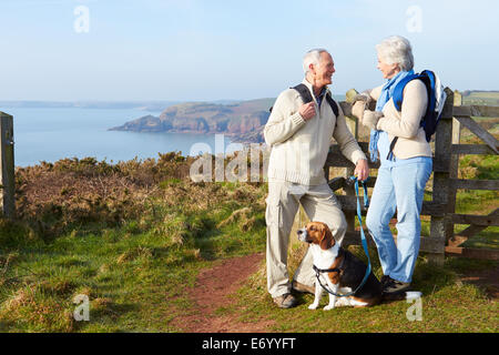 Coppia senior camminando lungo il sentiero costiero Foto Stock