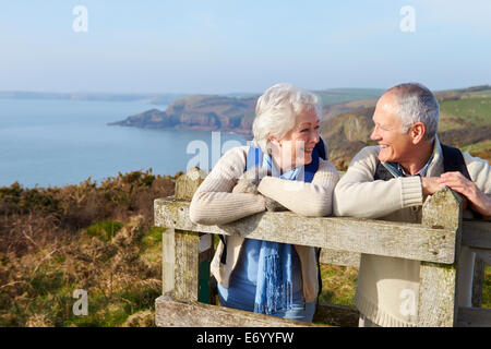 Coppia senior camminando lungo il sentiero costiero Foto Stock