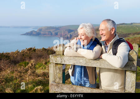 Coppia senior camminando lungo il sentiero costiero Foto Stock