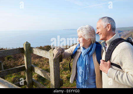 Coppia senior camminando lungo il sentiero costiero Foto Stock