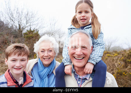 Nonni con i nipoti sulla passeggiata in campagna Foto Stock