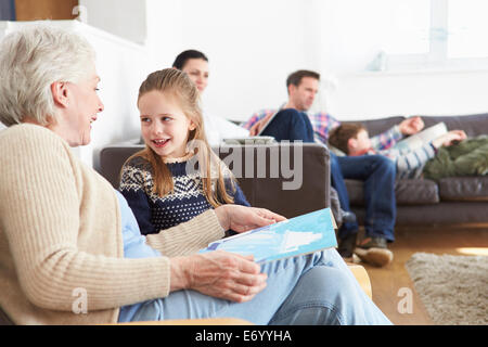 Nonna e nipote del libro di lettura a casa insieme Foto Stock