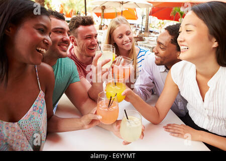 Gruppo di amici gustando un drink nel ristorante all'aperto Foto Stock