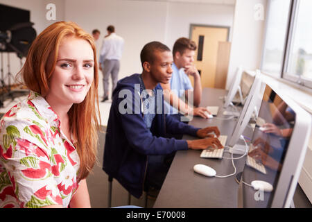 Gli studenti universitari utilizzando computer sulla media del corso di studi Foto Stock