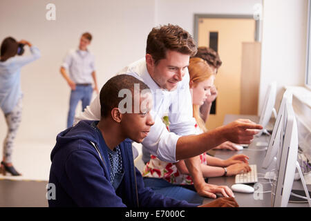 Gli studenti universitari utilizzando computer sulla media del corso di studi Foto Stock