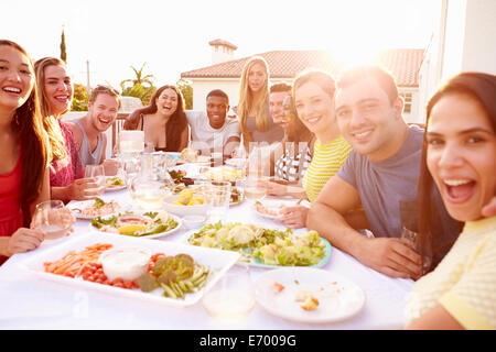 Un gruppo di giovani godendo Outdoor pasto estivo Foto Stock