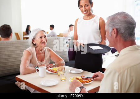 Cameriera serve coppia Senior Prima colazione in Hotel Ristorante Foto Stock