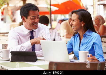 Due imprenditori aventi incontro nella caffetteria all'aperto Foto Stock