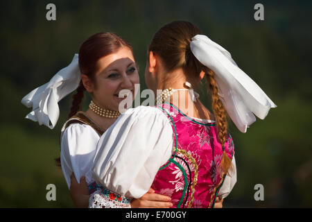 Ceca ballerini folcloristici, indossando il costume tradizionale, di eseguire la tradizionale danza sul palco in Beskidy mountains. Foto Stock